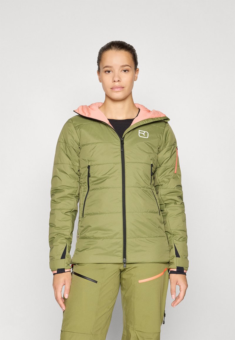 Grüne gepolsterte Jacke mit einer rosa Kapuze, Reißverschluss vorne und seitlichen Taschen. Strukturmaterial mit Logodetail auf der Brust.