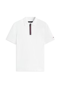 Witte polo shirt met korte mouwen, een kraag en een rits aan de voorkant, voorzien van marineblauwe en rode strepen. Klein vlaglogo op de linker mouw.