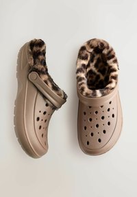 Ruske klompe med myk leopardmønstret kunstpelsfôr, med ventilasjonsåpninger og en side stropp for sikker passform. Teksturert gummisåle.
