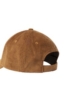Bruine corduroy baseball cap met verstelbare band en ventilatiegaatjes, gezien vanaf de achterkant op een witte achtergrond.