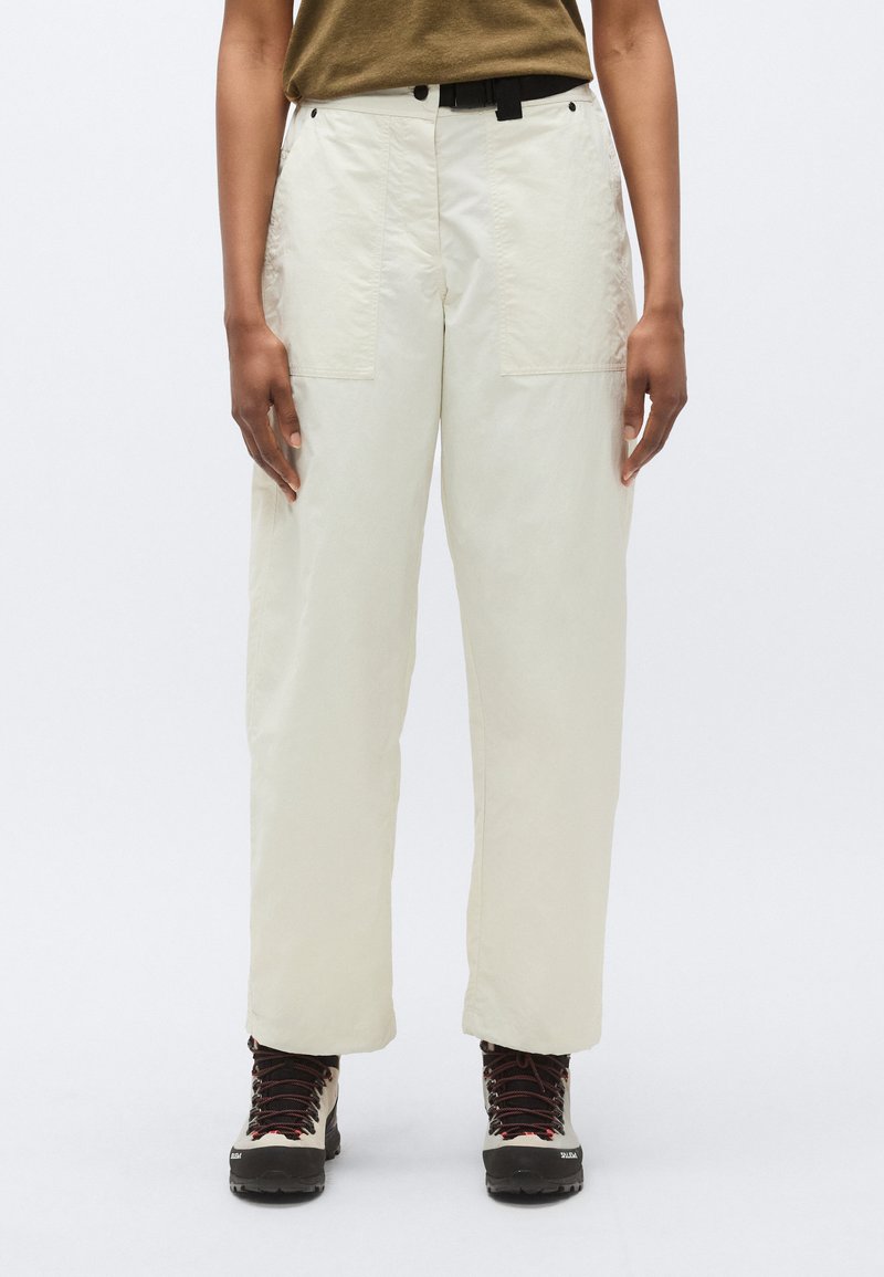 Ανοιχτό μπεζ cargo παντελόνια με ίσια γραμμή, διαθέτει δύο μεγάλες μπροστινές τσέπες, θηλιά για ζώνη και απαλό ύφασμα.
