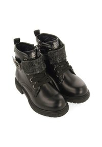 Botas negras de cuero hasta el tobillo con una banda texturizada y brillante, cordones, detalle de hebilla y suela de goma resistente.