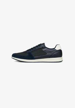 Sneaker da uomo con taglio basso blu navy con toppa bianca sul tallone, chiusura con lacci frontale, cerniera laterale e suola bianca.