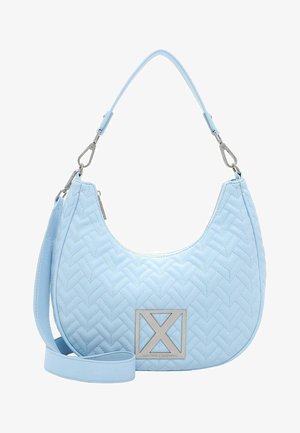 Jasnoniebieska pikowana torebka na ramię z odpinanym uchwytem i paskiem do noszenia na krzyż, srebrnym zamkiem błyskawicznym oraz kwadratową metalową plakietką z logo na przodzie.