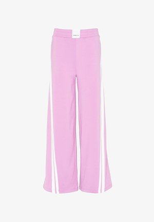 Rózsaszín, bő szárú nadrág puha anyagból, két fehér oldalsó csíkkal és rugós derékkal. Minimalista dizájn, zsebek nélkül.