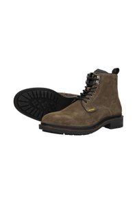 Bruine suède enkelboots met een gestructureerd oppervlak, ronde neus, vetersluiting en stevige rubberen zool met een patroon.