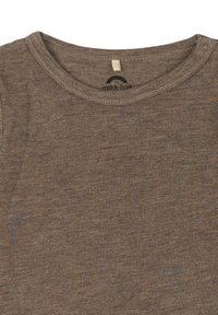 Ruda medvilninė marškinėliai su briaunuota tekstūra, apvalia iškirpte ir atsegamu snapeliu. Etiketėje parašyta "mikk-line." Minkšta, lengva medžiaga.