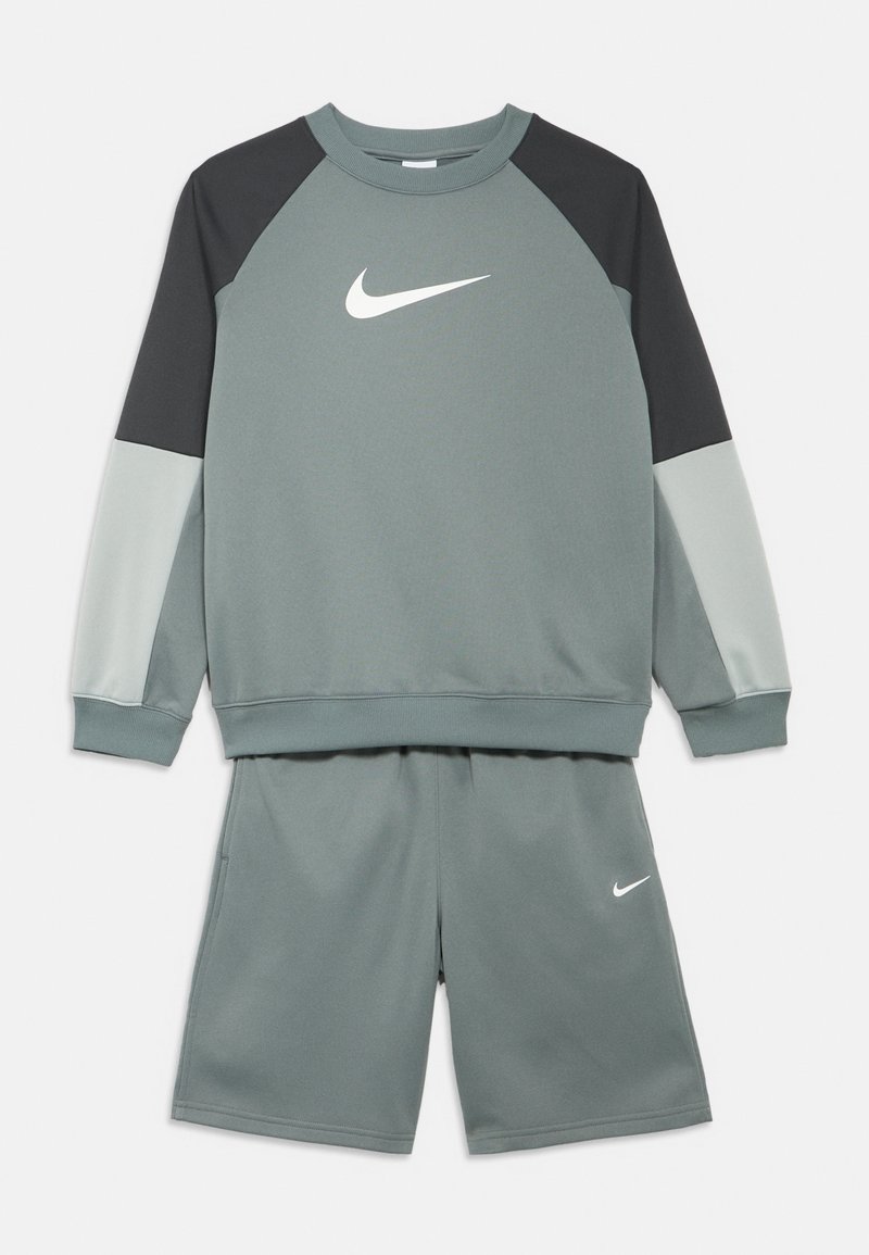 Σετ αθλητικών ρούχων δύο τεμαχίων της Nike σε απαλό πράσινο χρώμα· το φούτερ έχει μανίκια raglan και λογότυπο· το σορτς είναι με ελαστική μέση και πλαϊνές τσέπες.