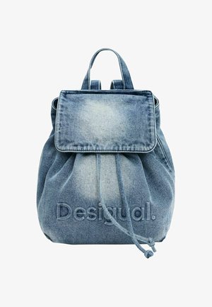 Modrý rifľový batoh s preklopovou chlopňou, sťahovaním na šnúrku a výšivkou "Desigual" na prednej strane.