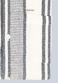 Weißes, gestricktes Hemd mit schwarzen Streifen, das mit einer Brusttasche, Knopfdetails und strukturiertem Stoff ausgestattet ist. Etiketten befinden sich in der Nähe der Tasche.