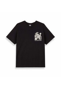 Camiseta de algodón negra con un estampado gráfico en el lado izquierdo del pecho. Mangas cortas y cuello redondo, con una textura de tejido suave.