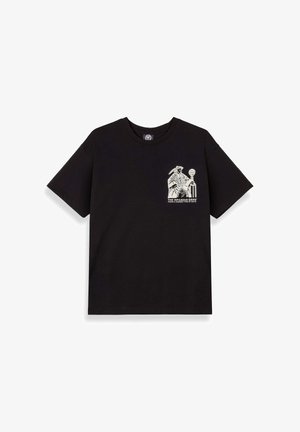 Zwarte katoenen t-shirt met een grafische print op de linkerkant van de borst. Korte mouwen en een ronde halslijn, gemaakt van zachte stof.