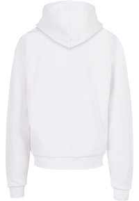 Felpa bianca con cappuccio e vestibilità rilassata. Presenta una consistenza morbida, maniche lunghe e orli e polsini a costine. Nessun logo o motivo visibile.