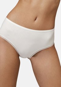 Białe hipsterskie majtki wykonane z gładkiego materiału, z bezszwowym designem i kontrastowymi wykończeniami wzdłuż pasa i otworów na nogi.