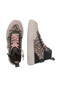 Sneakers w panterkowym wzorze z różowymi sznurowadłami, wykonane z zamszu i skóry, z teksturowanymi akcentami, czarnymi panelami oraz grubą gumową podeszwą.