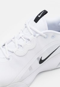nike performance air max volley