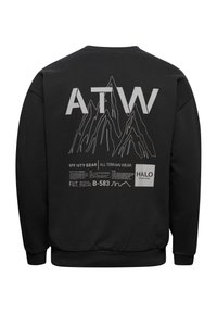 Czarna bluza z grafikiem gór i napisem "ATW." Zawiera szczegóły dotyczące marki oraz instrukcje pielęgnacji na plecach.