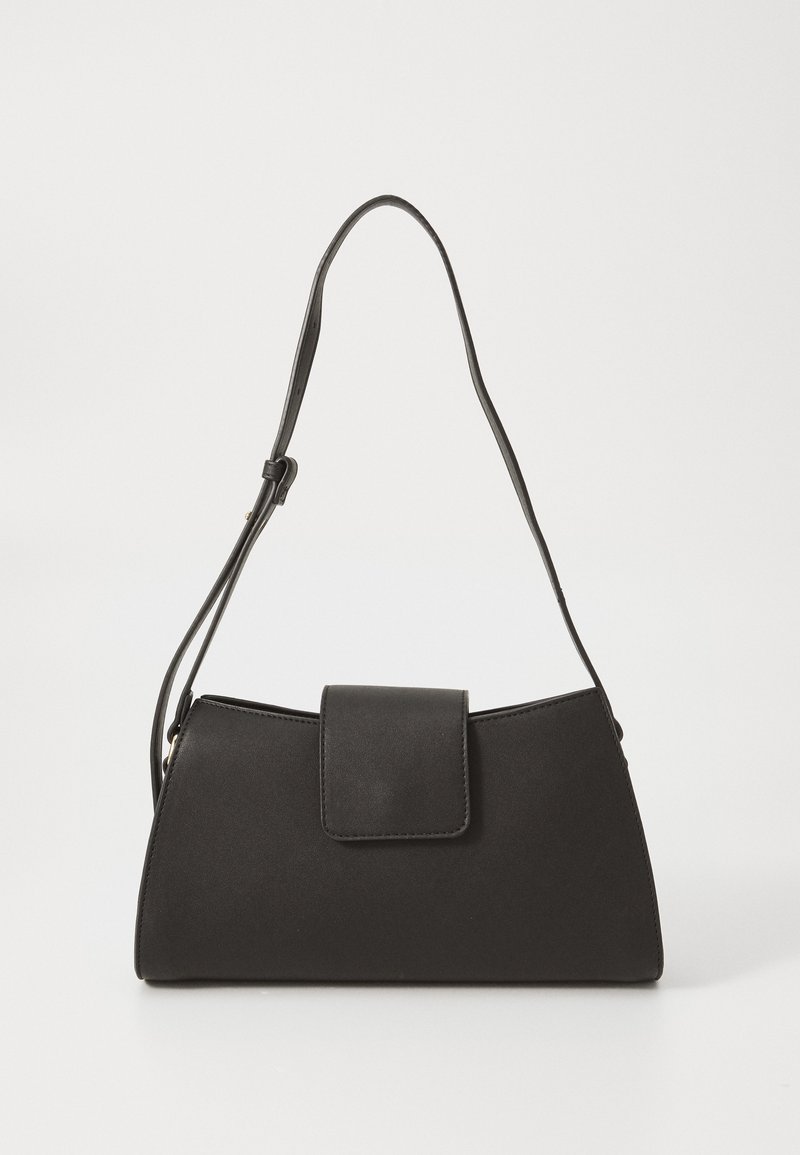 Sac à épaule rectangulaire noir avec une bandoulière réglable unique et une fermeture à rabat avant sur fond blanc uni.