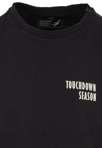 Čierne bavlnené tričko s guľatým výstrihom a krátkymi rukávmi. Na prednej strane má biely nápis "TOUCHDOWN SEASON". Jednoduchý dizajn.