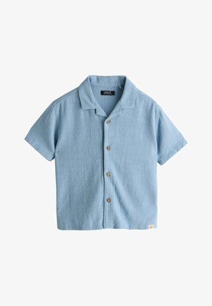 Īsām piedurknēm, gaiši zilas krāsas krekls no faktūras auduma, ar pogām priekšpusē, iegrieztu apkakli un mazu logotipa etiķeti malā.