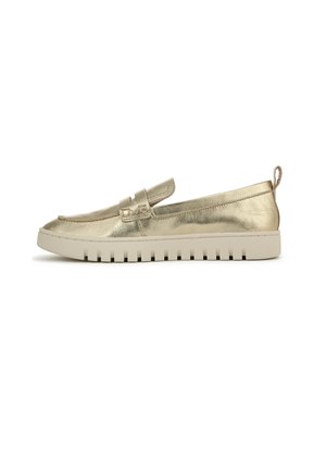 Scarpe slip-on metalliche dorate con punta arrotondata, dotate di una suola piatta e testurizzata e di una fascia decorativa sul dorso del piede.