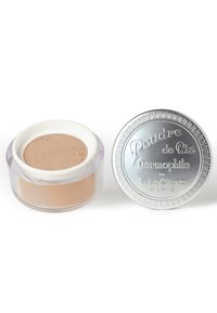 Polvere translucida in un barattolo di plastica trasparente con un coperchio bianco, accanto a un coperchio in metallo argento con testo impresso e bordi decorativi.