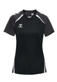 Zwarte sportjersey met korte mouwen, met witte accenten en een subtiele textuur. Logo op het linkerkant van de borst, collloze ontwerp.