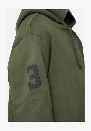 Sudadera con capucha verde oliva hecha de tela suave, con un bolsillo tipo canguro y un número 3 bordado en negro en la manga izquierda.