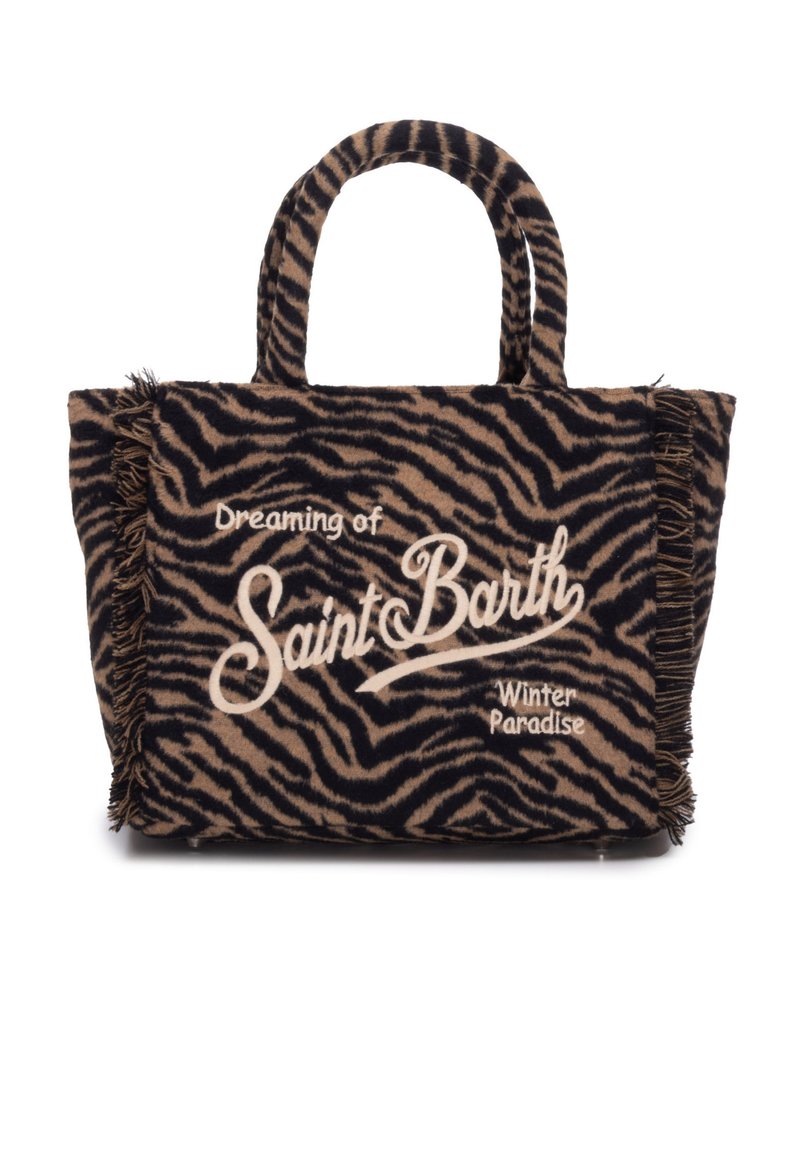 Borsa tote a strisce tigre in peluche nera e beige con dettagli in frange. Testo bianco che recita "Sognando il Paradiso Invernale di Saint Barth" sul davanti.
