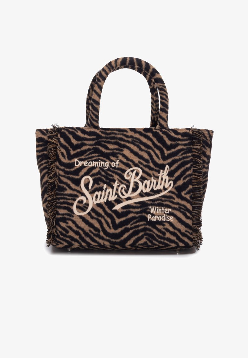 Borsa tote a strisce tigre in peluche nera e beige con dettagli in frange. Testo bianco che recita "Sognando il Paradiso Invernale di Saint Barth" sul davanti.
