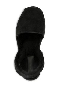 Chausson en daim noir avec bout arrondi, doublure intérieure douce et design à dos ouvert pour un enfilage facile. Surface texturée sur toute la chaussure.