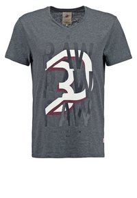 Szara, krótko rękawowa koszulka z dekoltem w serek, wykonana z miękkiej bawełny, z graficznym nadrukiem w białych i bordowych kolorach w warstwowym wzorze.