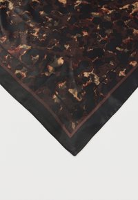 Μεταξωτό φουλάρι με σκοτεινό μοτίβο λεοπάρδαλης σε αποχρώσεις καφέ, μαύρου και χρυσού. Ολοκληρώνεται με μαύρο περίγραμμα.