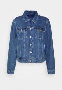 Džínová bunda v tmavě modré barvě, s límcem, zapínáním na knoflíky vpředu, dvěma kapsami na prsou a kontrastním prošíváním. Dlouhé rukávy s knoflíkovými manžetami.