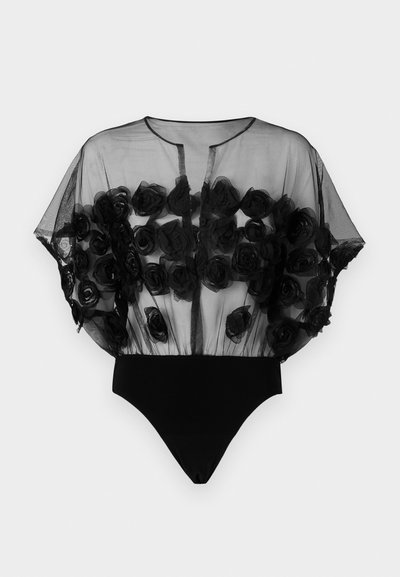 Sort bodysuit med gennemsigtig overdel, der har stofroser. Blomsterdesignet pryder den øverste del, mens bunden er lavet af et ensfarvet sort strækstof.