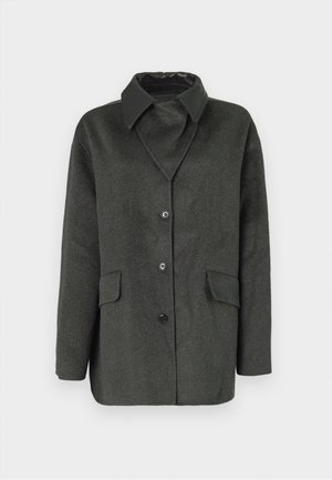 Tumehall villasegu jope terava kraega, nelja nööbi ja kahe ees oleva taskuga. Krae juures on nähtav sile sisemine vooder.