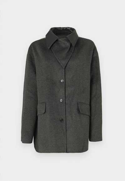 Tamsiai pilkas vilnos mišinys paltas su smailiu apykakle, keturiais mygtukais ir dviem priekinėmis kišenėmis. Sklandus pamušalo vidus matomas apykaklėje.