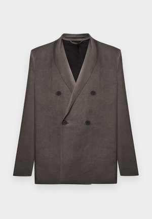 Blazer gris foncé croisé avec revers à pointe et quatre boutons noirs, présenté à plat sur un fond blanc.
