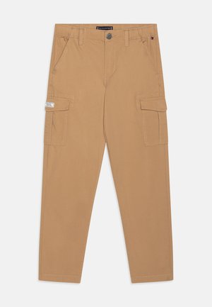 Pantaloni cargo color khaki realizzati in tessuto resistente, con più tasche laterali, chiusura con bottone e dettagli cuciti. Design a gamba dritta.