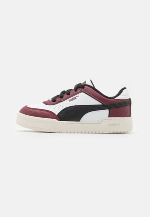 Puma sneakers met een kastanjebruine, zwarte en witte kleurcombinatie; bovenkant van leer en synthetisch materiaal; platte zwarte veters; gestructureerde accenten; rubberen zool.
