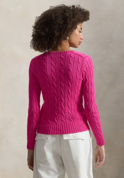 Πουλόβερ φούξια με πλεκτό σχέδιο και μακριά μανίκια, με ριμπ στο τελείωμα και ευθεία πλάτη. Διαθέτει υφή με μοτίβο για επιπλέον οπτικό ενδιαφέρον.