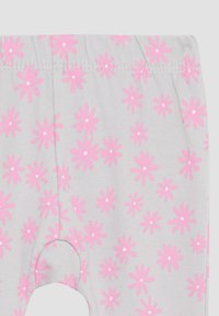 Graue Leggings mit einem durchgängigen Muster aus pinken Gänseblümchen mit weißen Mittelpunkten. Sie verfügen über einen elastischen Bund und eine weiche Textur.
