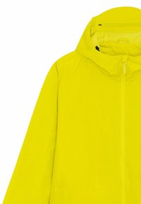 Veste jaune vif avec fermeture éclair sur le devant et capuche attachée, vue de face avec la manche gauche partiellement visible.