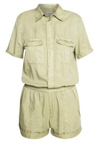 Ljusgrön tvådelad outfit i mjukt tyg; har en kortärmad skjorta med två bröstfickor och matchande shorts med elastisk midja.