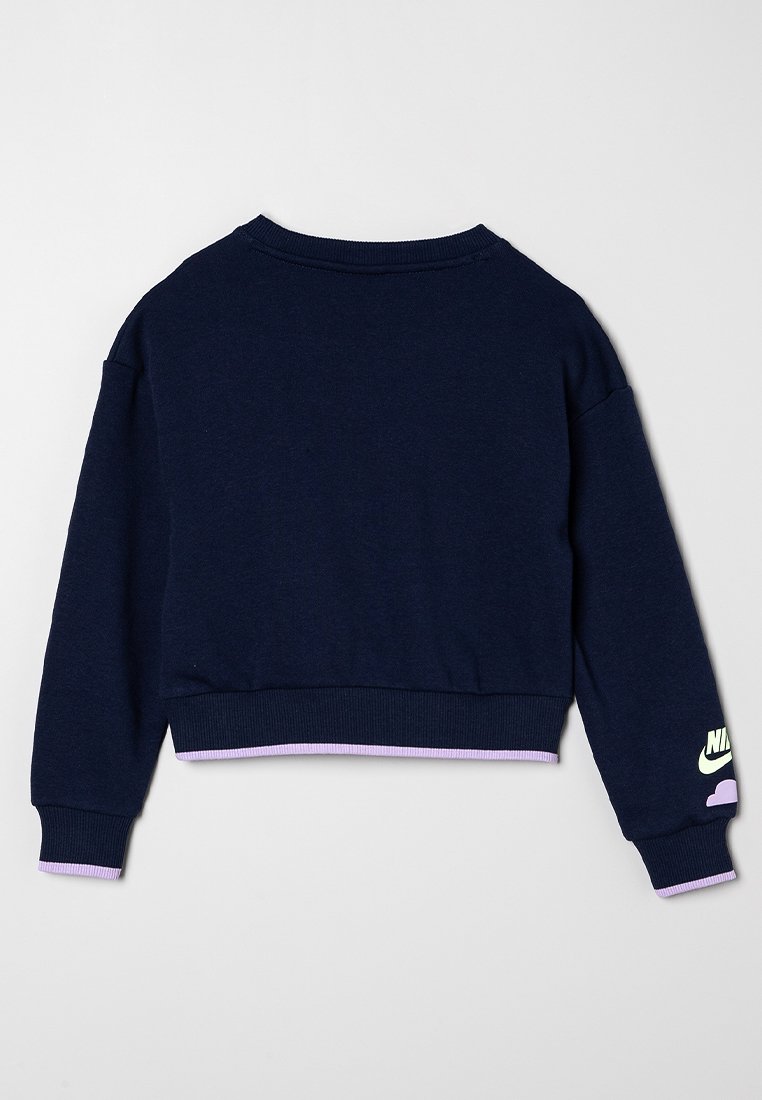 Sweat-shirt bleu marine à manches longues avec des poignets et un ourlet côtelés, garniture lavande et logo Nike blanc avec un nuage rose sur la manche gauche.