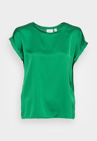 Blouse en satin vert à manches courtes retroussées, encolure ronde et coupe décontractée. Texture lisse et légère brillance.