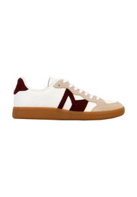 Sneaker bianca con punta color beige, dettagli in suede bordeaux e suola in gomma texturizzata. Presenta un design minimalista e chiusura con lacci.