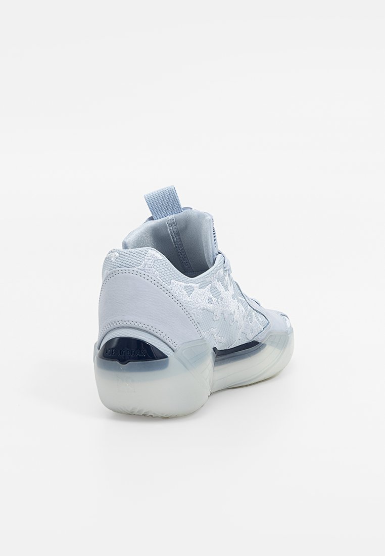 Baskets de sport bleu clair avec une tige en mesh et synthétique, bout arrondi, semelle rembourrée, sans lacets et avec des accents texturés.