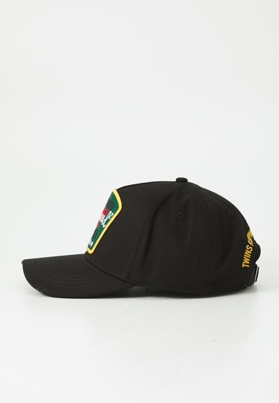 Schwarze Baseballmütze mit einem gebogenen Schirm, versehen mit einem bunten Aufnäher auf der Vorderseite und gelber Stickerei mit der Aufschrift "TWINS". Hergestellt aus Baumwolle.
