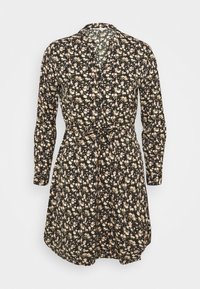 Robe noire à fleurs avec manches longues, boutons et ceinture à nouer. Présente de petites fleurs roses et crème sur un fond sombre. Texture lisse.